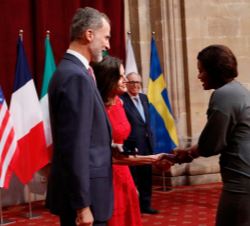 Su Majestad el Rey hizo entrega de la insignia de la Fundación a la activista Masai y embajadora contra la mutilación genital de Amref Health Africa, 